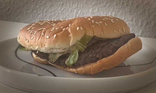 Dag 34. Min Whopper är nu lika gammal som Reklamburgaren.